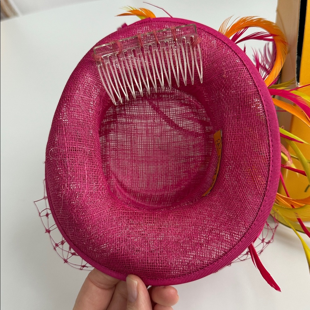 Manuela de los Santos Mini Feathered Hat 👒💅 - Picture 4 of 10